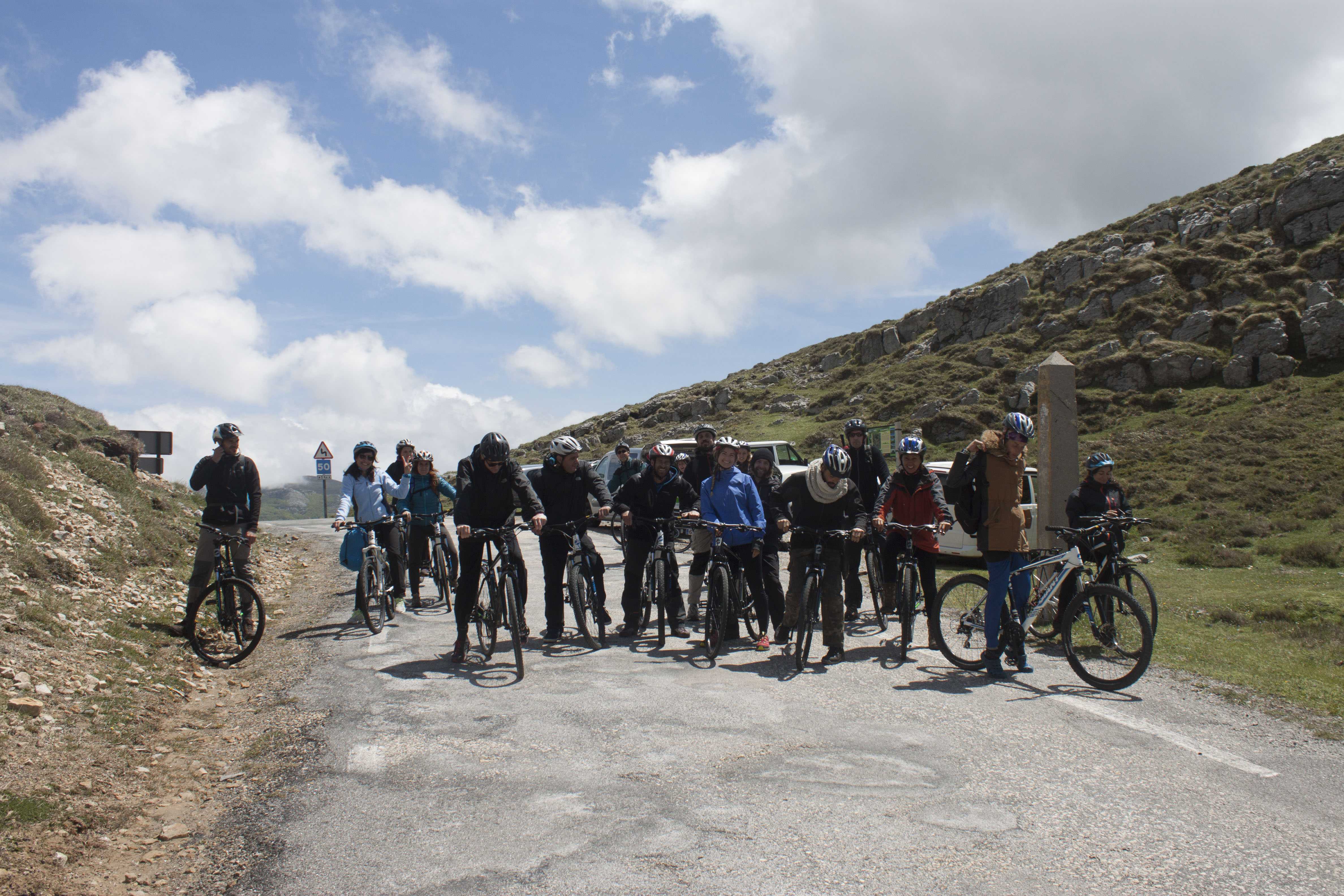 Cartel de Ruta combinada a pie y en bicicleta por el alto valle del Miera